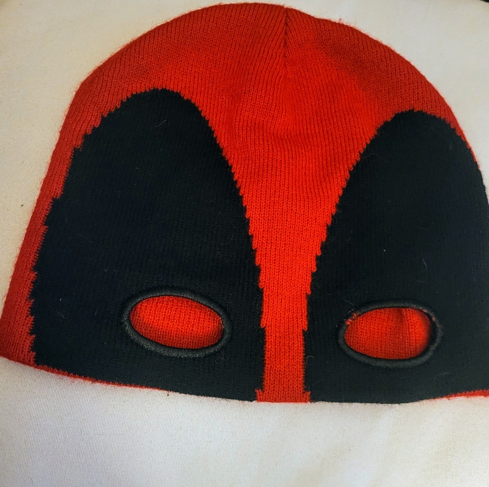 Marvel Deadpool Beanie Hat,‎ Adult One Size Fits All, Red/Black Cosplay Costume